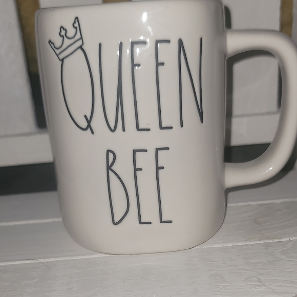 Rae Dunn Queen Bee Mug - Picture 1 of 4